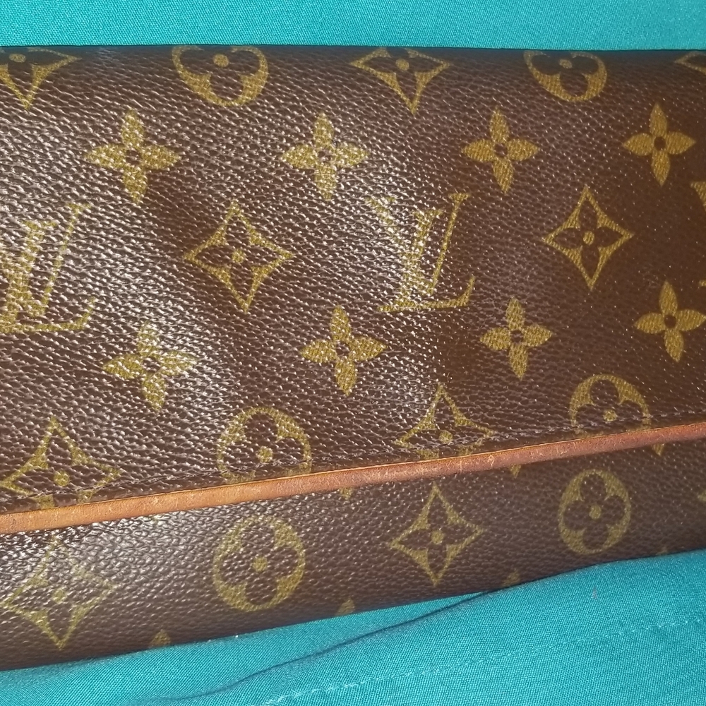 Louis Vuitton pouchette